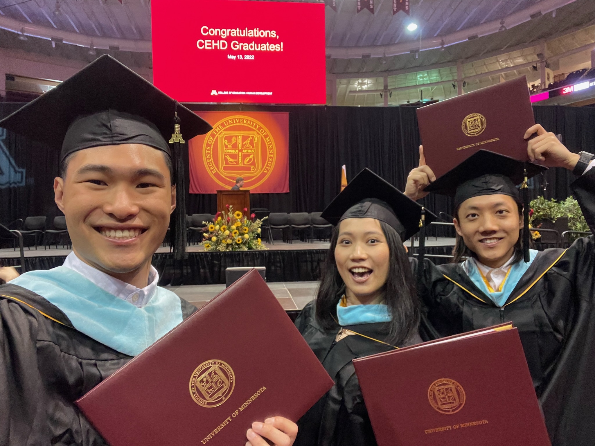 三位雙碩士學程畢業生於5月13日參加畢業典禮